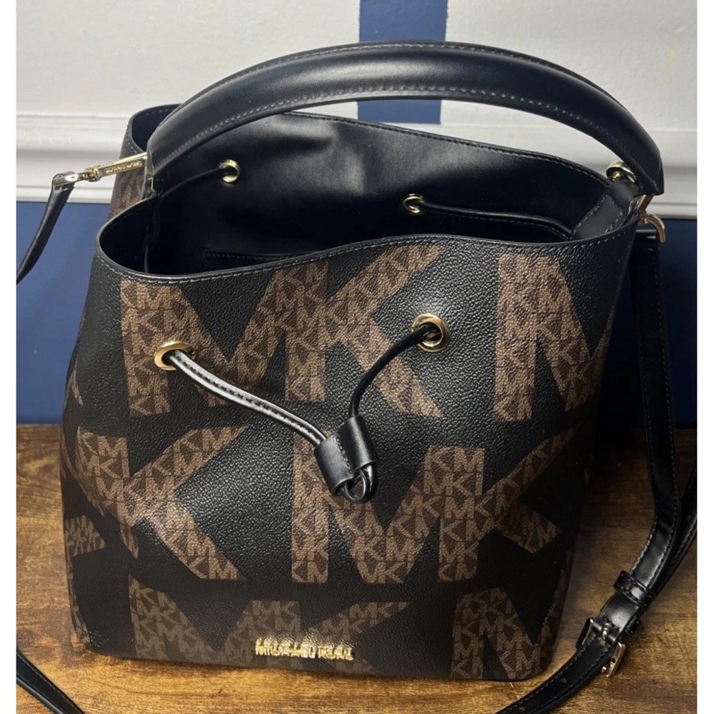 MICHAEL KORS SURI MEDIUM BUCKET CROSSBODY/SHOULDER BAG GRAPHIC BROWN BLACK LOGO - Picture 7 of 8